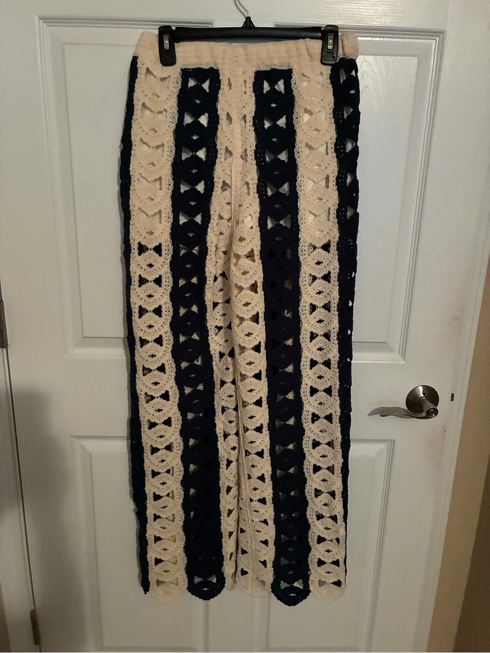POL Crochet pants in Cream and Navy
